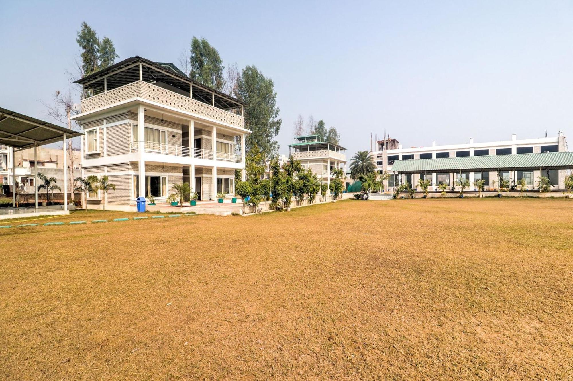 Townhouse Amaraa Farms Near Lulu Hypermarket Lakhnaú Exteriér fotografie