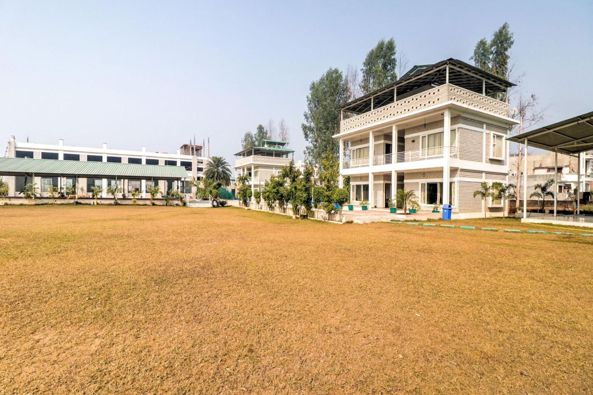 Townhouse Amaraa Farms Near Lulu Hypermarket Lakhnaú Exteriér fotografie